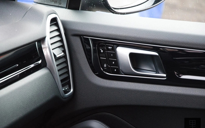 Porsche Cayenne cena 322000 przebieg: 71037, rok produkcji 2018 z Jeziorany małe 497